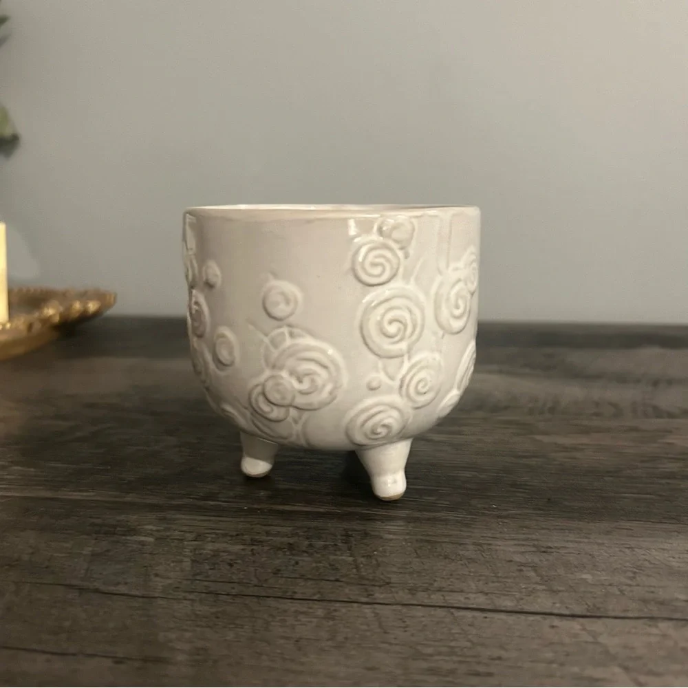 White Paisley floral embossed farmhouse style planter pot - Picture 3 of 5